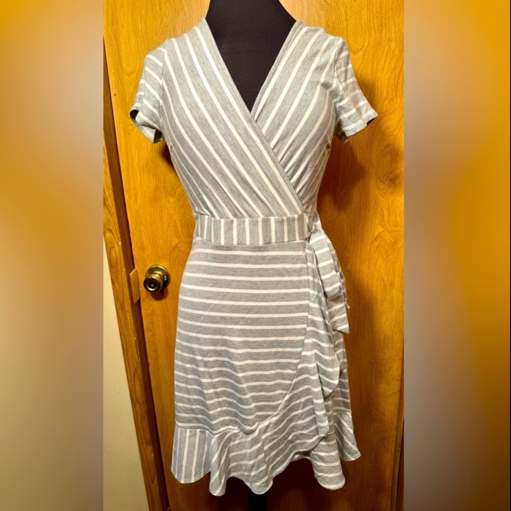 Gilli size medium faux wrap gray and white striped dress - Picture 2 of 12